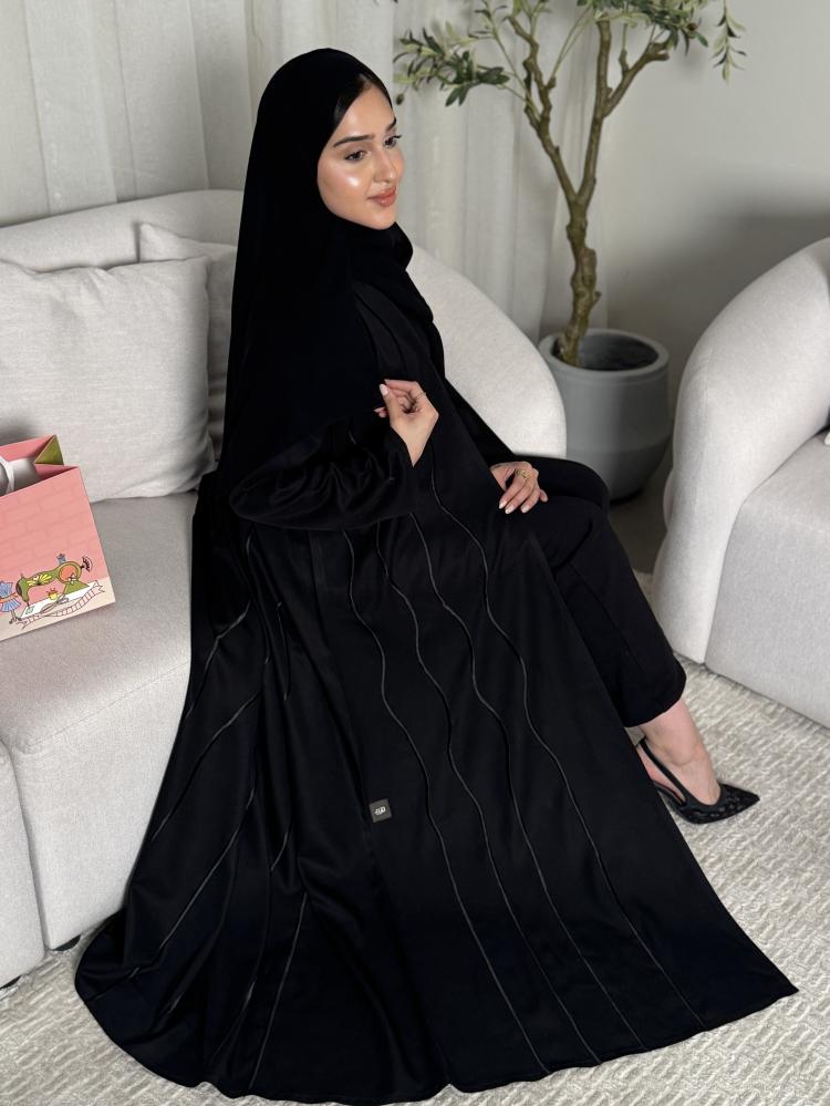 عباية نسائية بتطريز اسود  1223