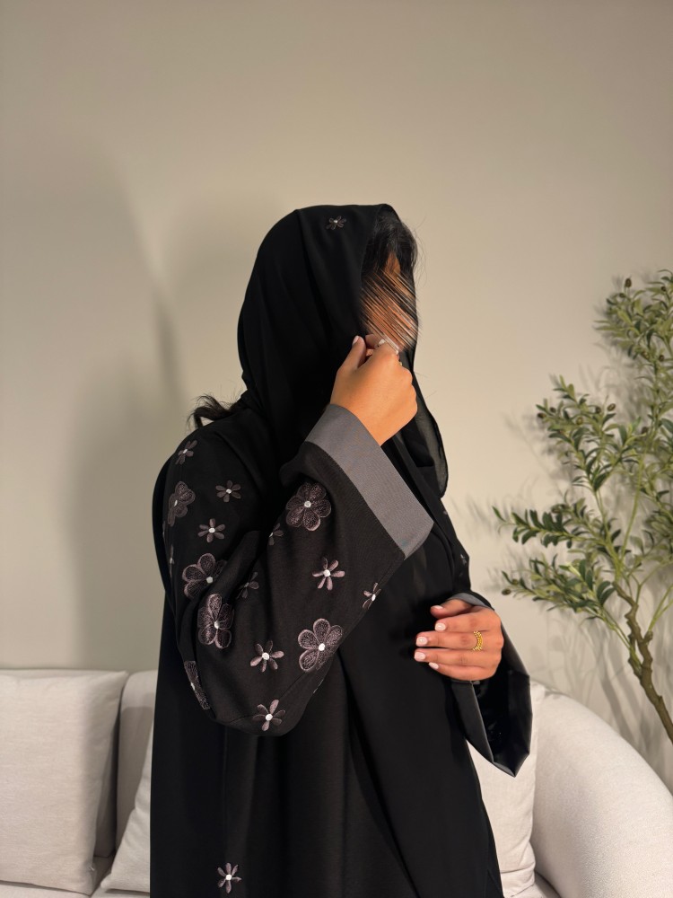 عباية مزينة بتطريز الورد في الكم و الجانب مع حاشية باللون الرصاصي. 1136