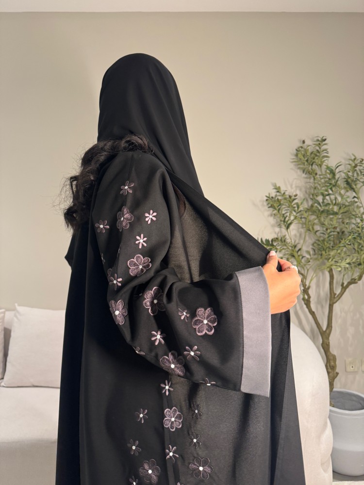 عباية مزينة بتطريز الورد في الكم و الجانب مع حاشية باللون الرصاصي. 1136