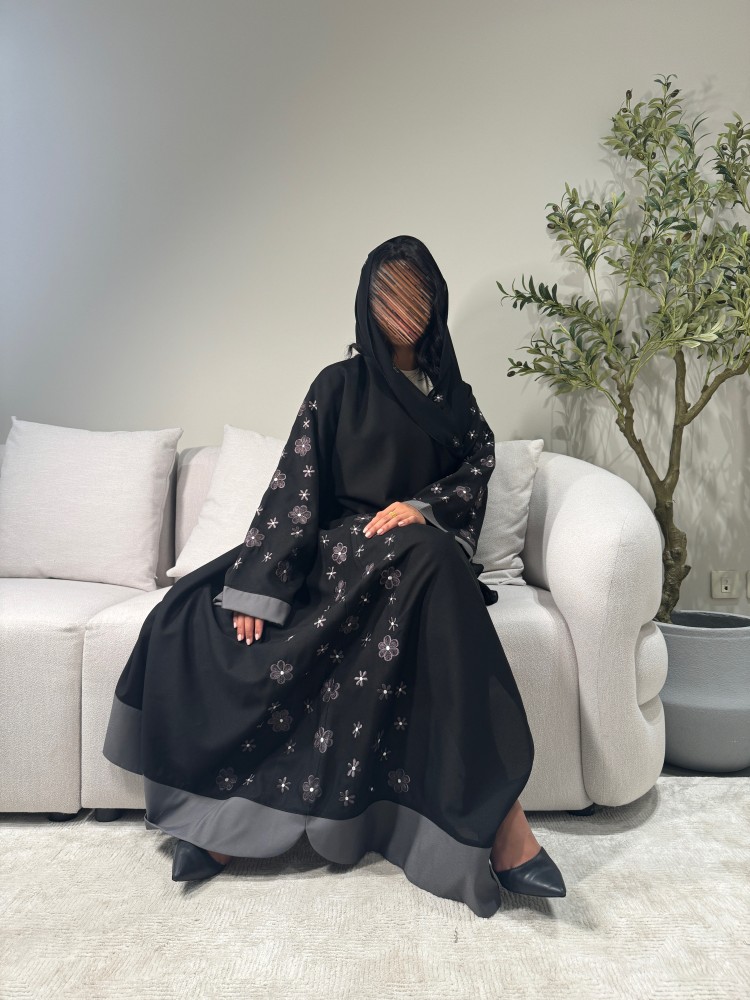 عباية مزينة بتطريز الورد في الكم و الجانب مع حاشية باللون الرصاصي. 1136