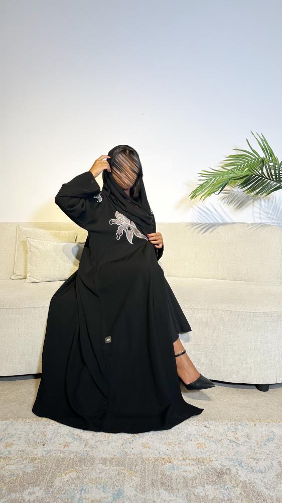 عباية مزينة بتطريز الورد في الاكتاف . 1135