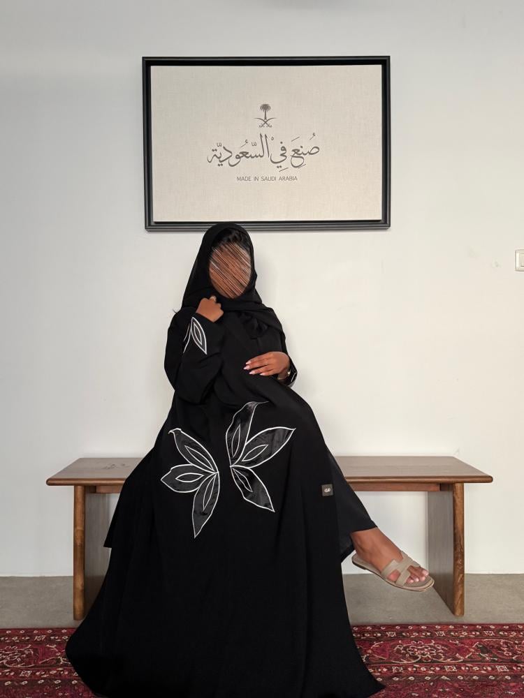 عباية مزينة بتطريز الورد المميز. 1194