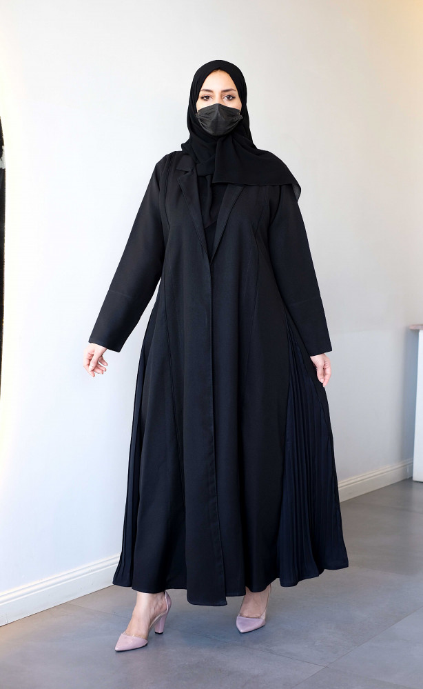 عباية  لف ناعمة مزينة بكسرات في الجوانب