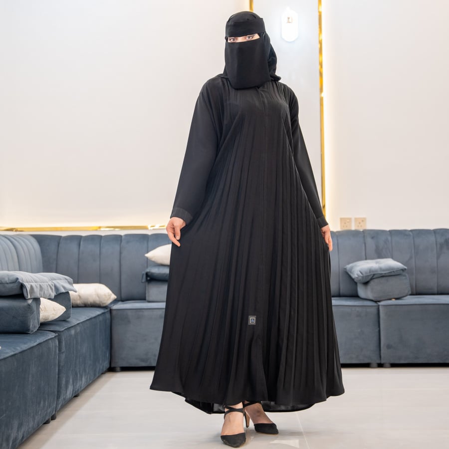 عباية كلوش عملية مزينة بكسرات لاكثر اطلالة