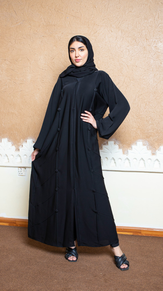 عباية lavania  المميزة ببنسات في الجوانب مع زراير ملبسة بلون الاسود