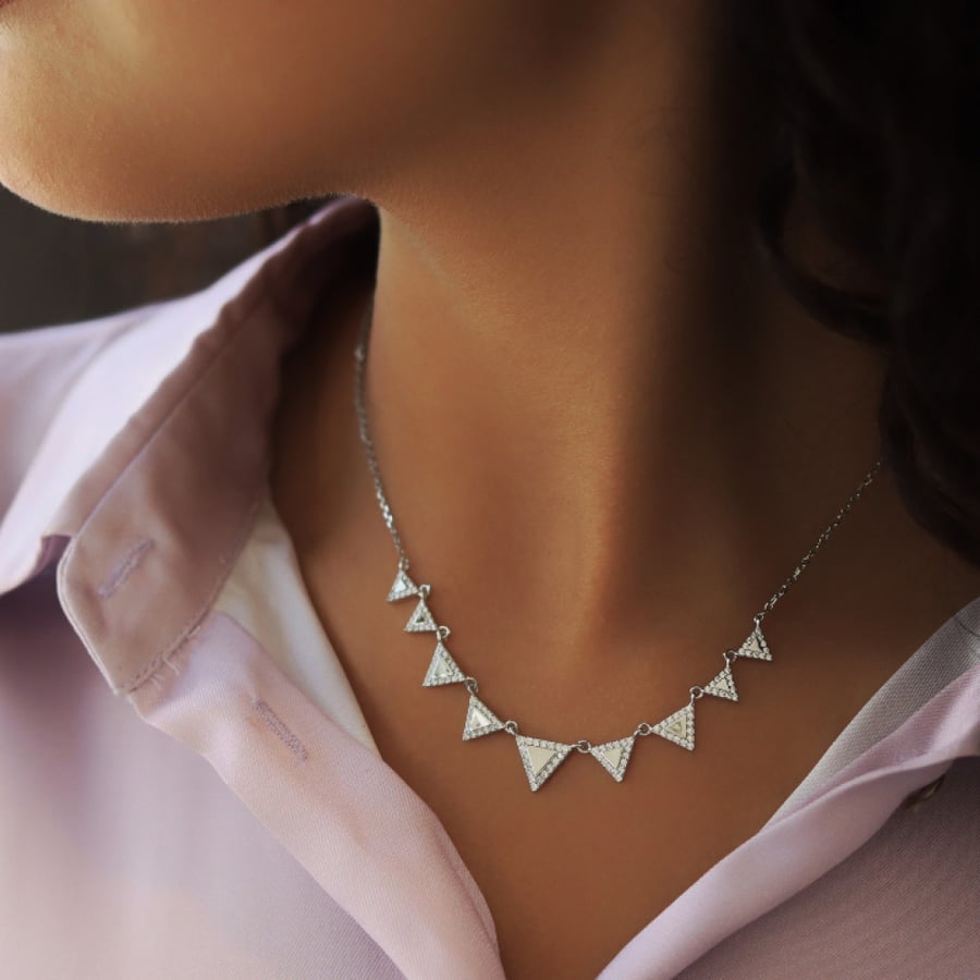 سلسلة أنيقة باللون الفضي (N424) .
