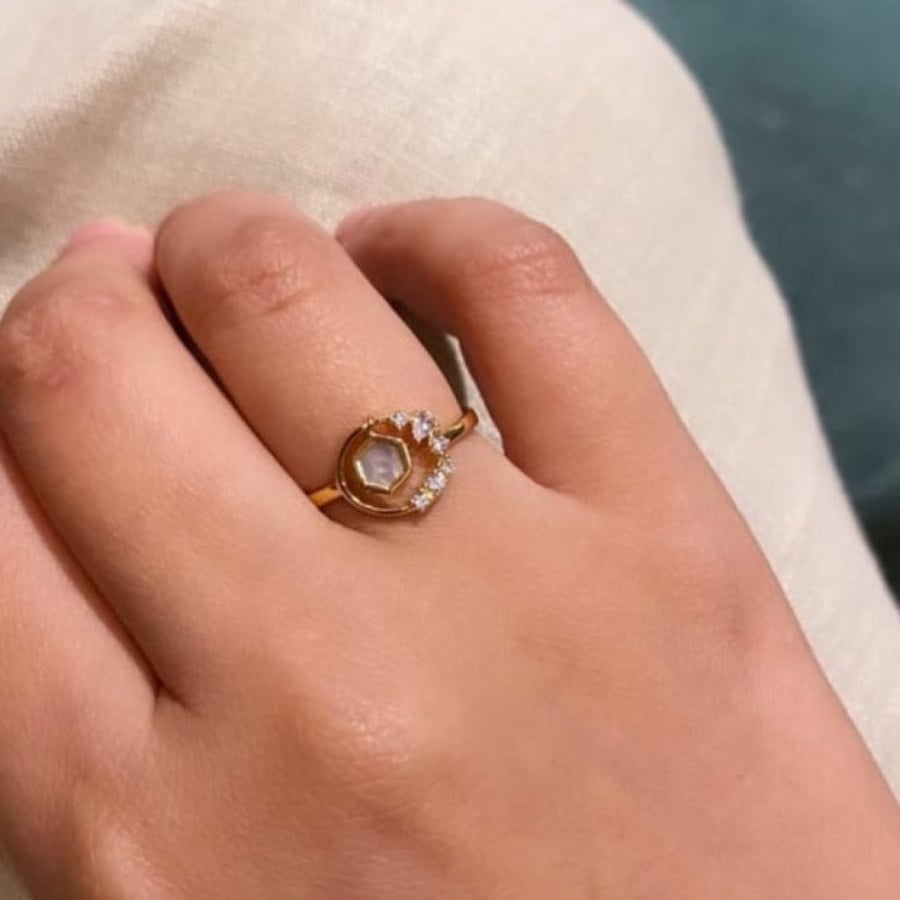 خاتم أنيق اللون ذهبي (R155) .