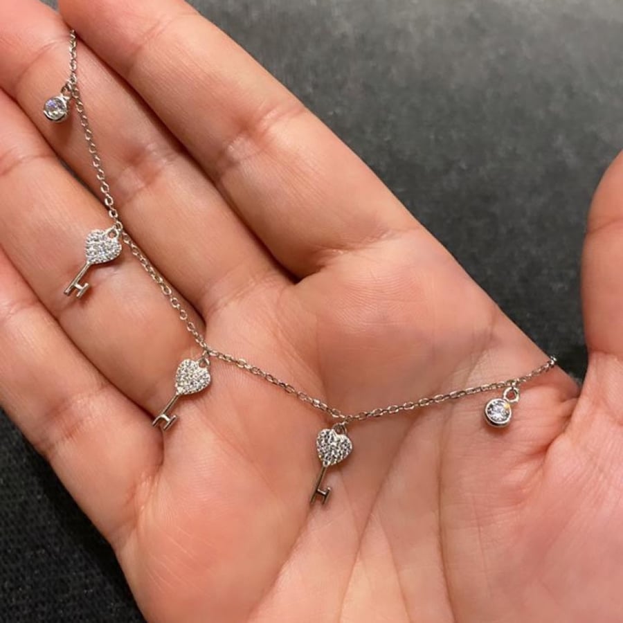 سلسلة قلب ومفتاح  أنيقة باللون الفضي (N422) .