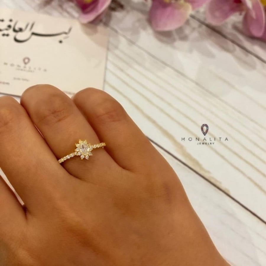 Elegant gold ring (R94).