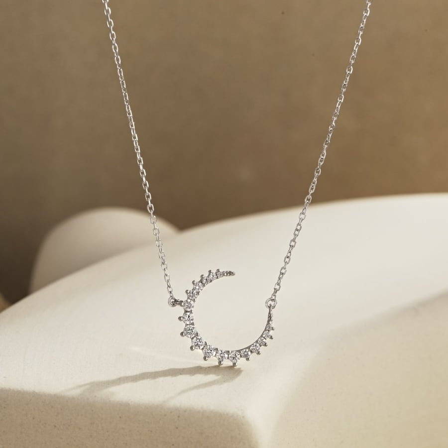 سلسلة أنيقة باللون / فضي . (N964)
