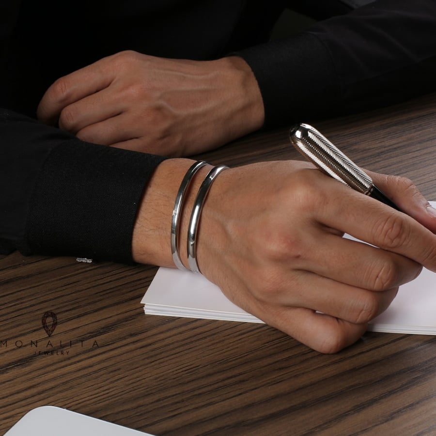 أسورة رجالي اللون فضي (KB12) .