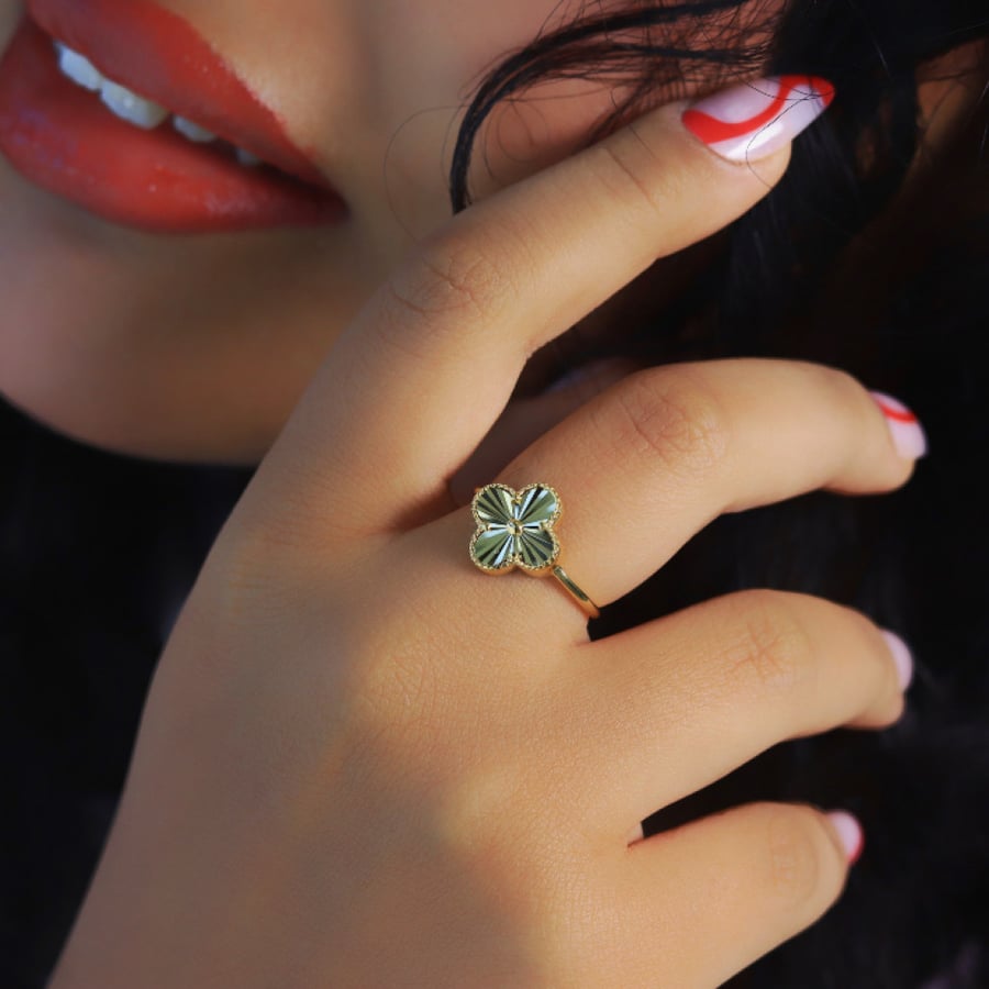 خاتم ورد أنيق اللون ذهبي (R207) .