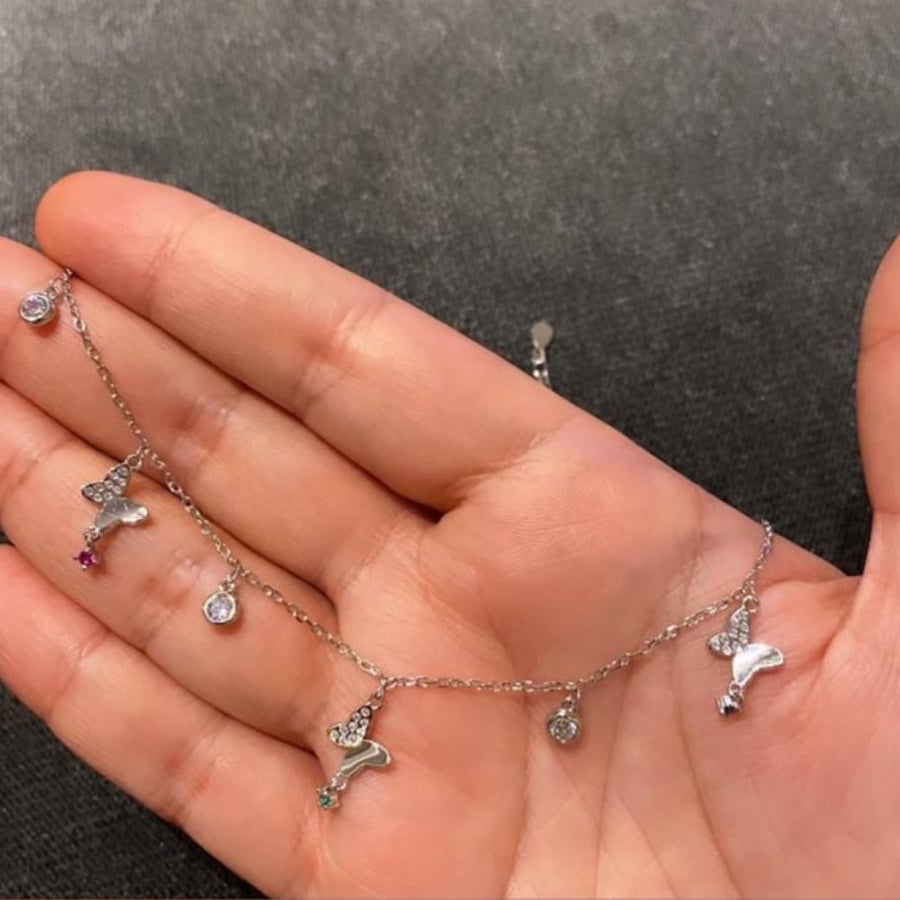 سلسلة أنيقة باللون الفضي (N420) .