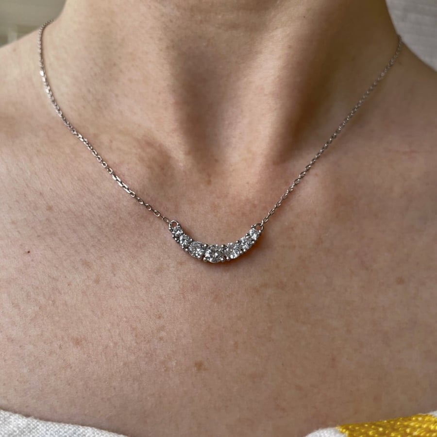 سلسلة أنيقة باللون / فضي . (N960)