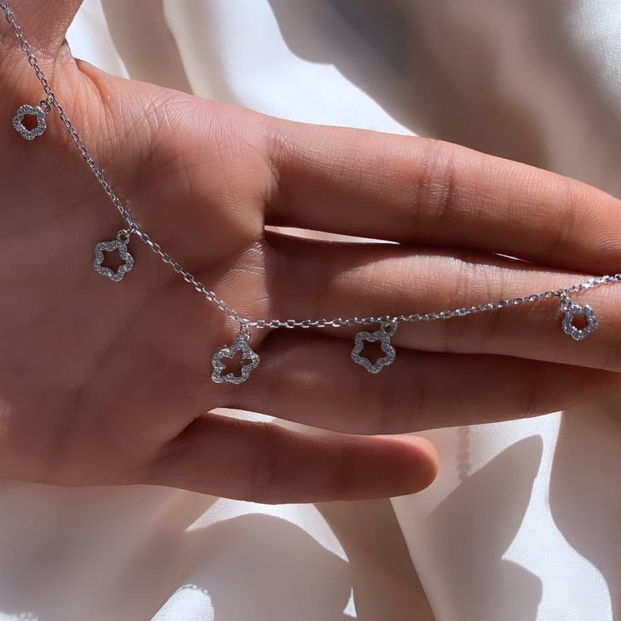 سلسلة ورد أنيقة باللون الفضي (N418).