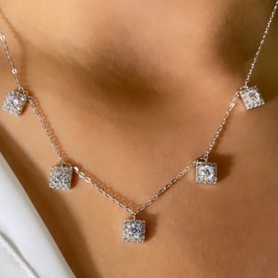 سلسلة أنيقة باللون الفضي (N599) .