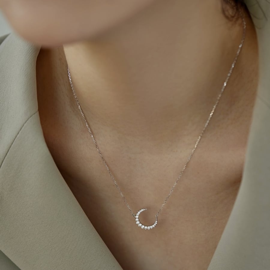 سلسلة أنيقة باللون / فضي . (N964)