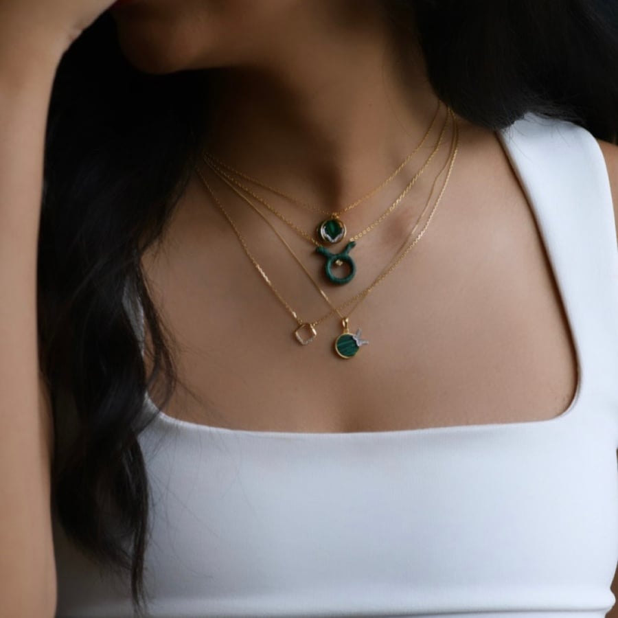 سلسلة أنيقة باللون الذهبي (N361) .