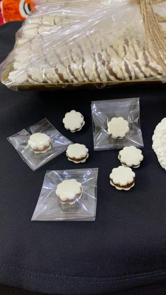 ميني مضير محشي تمر خلاص صينية ضيافة ملكيه العدد من 120 حبه الى 100 حبه وكل قطعه مغلفه بتغليف انيق والصنيه مغلفه وجاهزه لتقديم