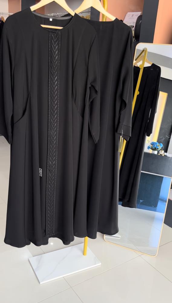 Abaya with pockets and embroidered decoration