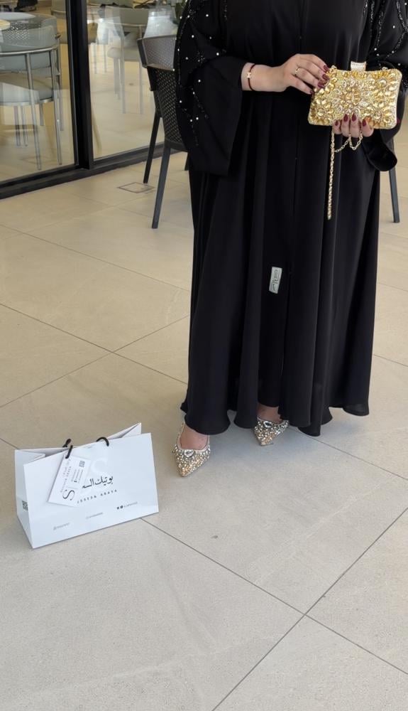عبايه قمراء