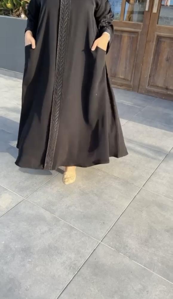 Abaya with pockets and embroidered decoration