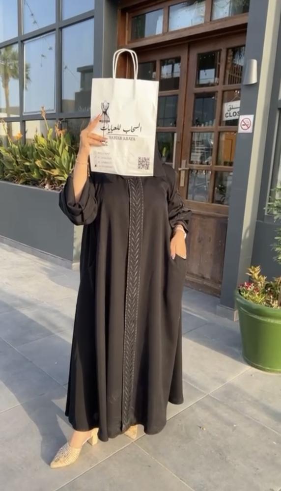 Abaya with pockets and embroidered decoration