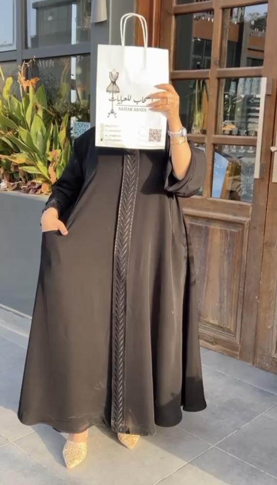 Abaya with pockets and embroidered decoration