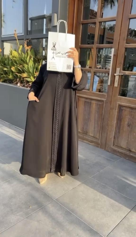 Abaya with pockets and embroidered decoration