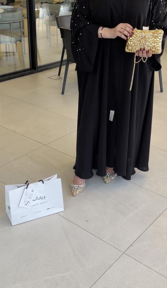 عبايه قمراء