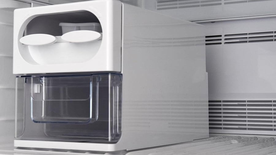 Hitachi - double door refrigerator, with top freezer and large capacity 24.8 cubic feet, frost-free, equipped with adjustable glass shelves, energy-saving inverter compressor, LED display, freestanding design in luxurious silver color, 5-star energy effic