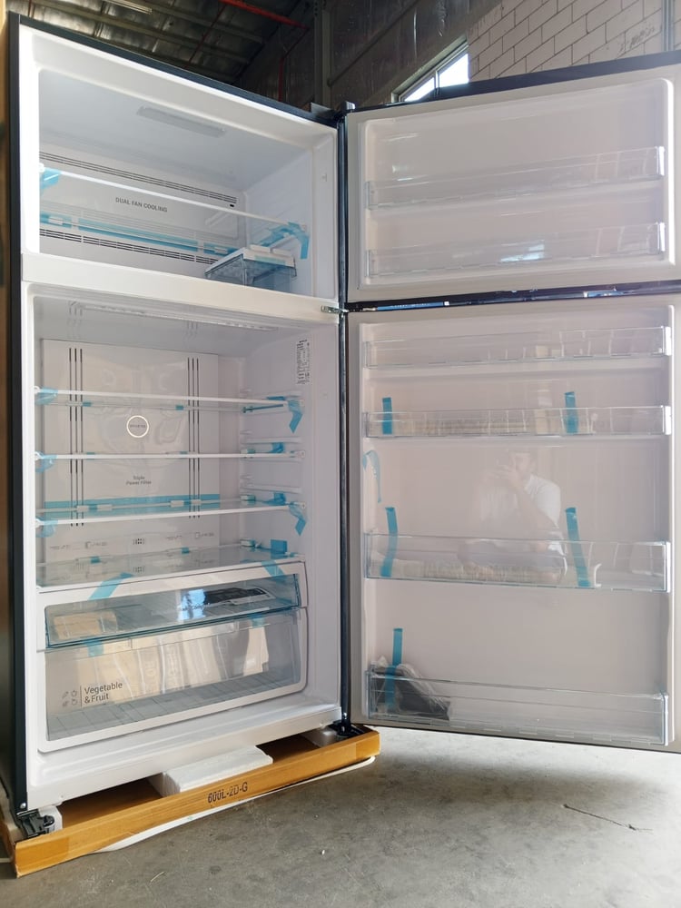 Hitachi - double door refrigerator, with top freezer and large capacity 24.8 cubic feet, frost-free, equipped with adjustable glass shelves, energy-saving inverter compressor, LED display, freestanding design in luxurious silver color, 5-star energy effic