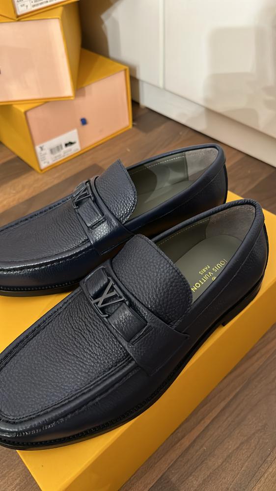 حذاء LV