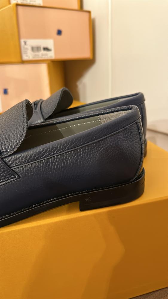 حذاء LV
