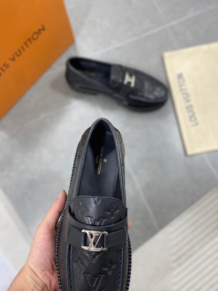 حذاء LV