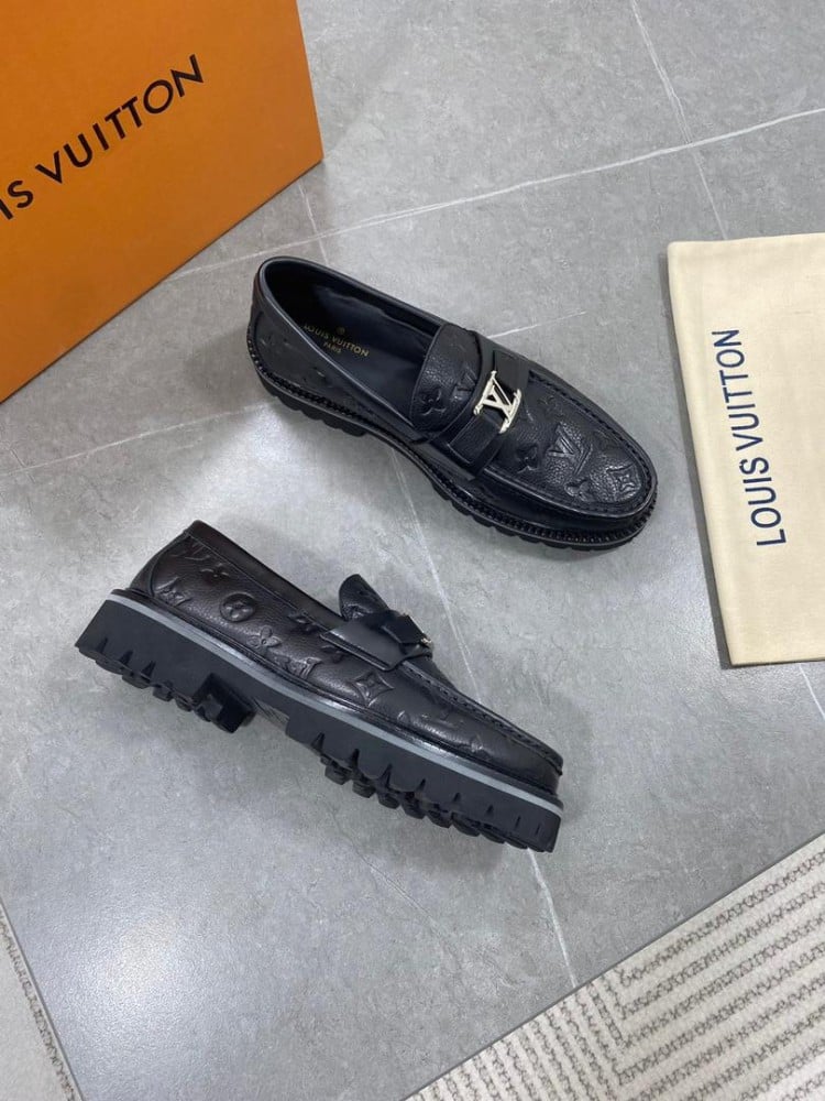 حذاء LV