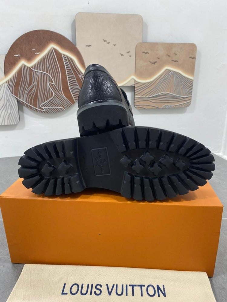 حذاء LV