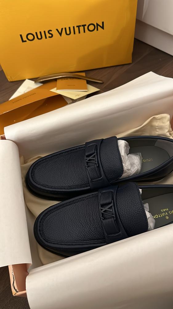 حذاء LV