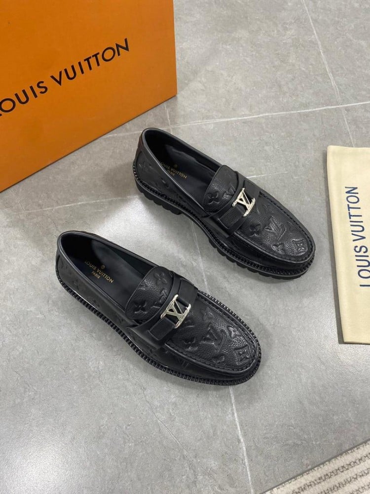 حذاء LV