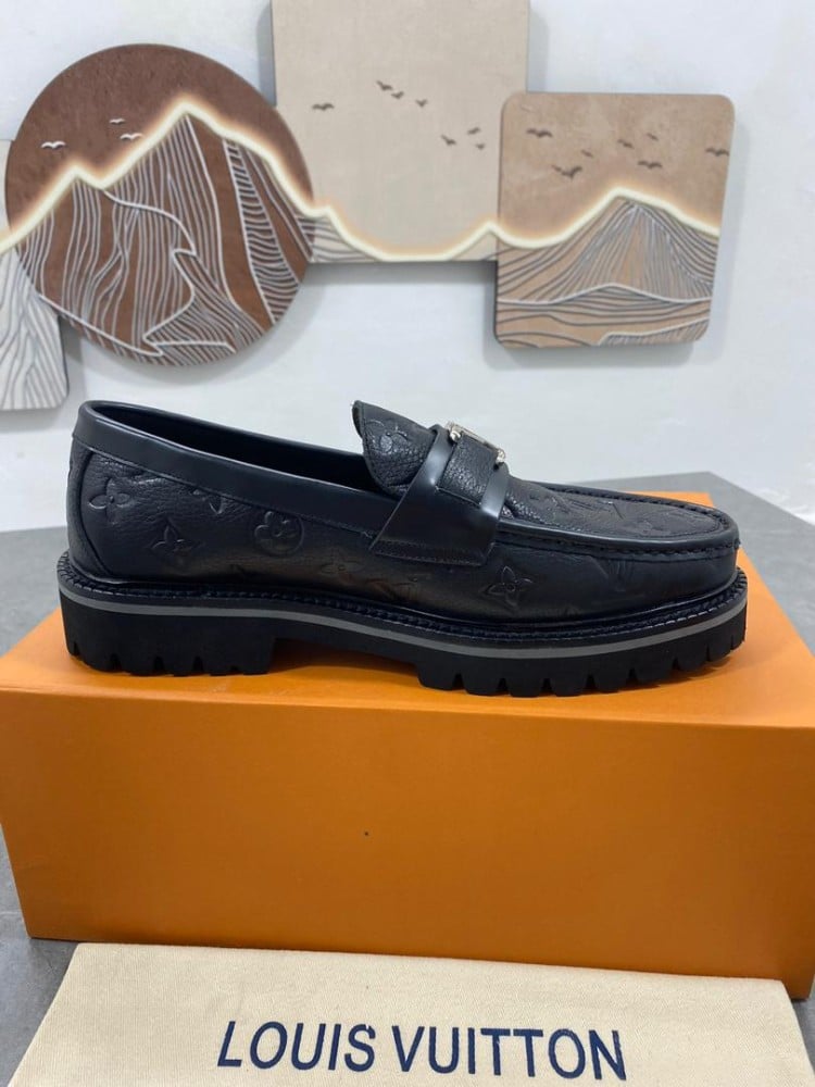 حذاء LV
