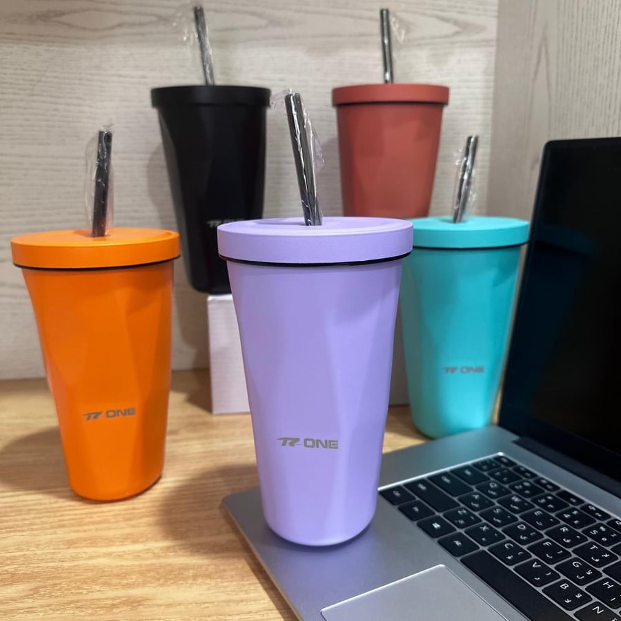A stainless steel coffee cup, insulated cup for hot and cold water and ice, leak-proof cup