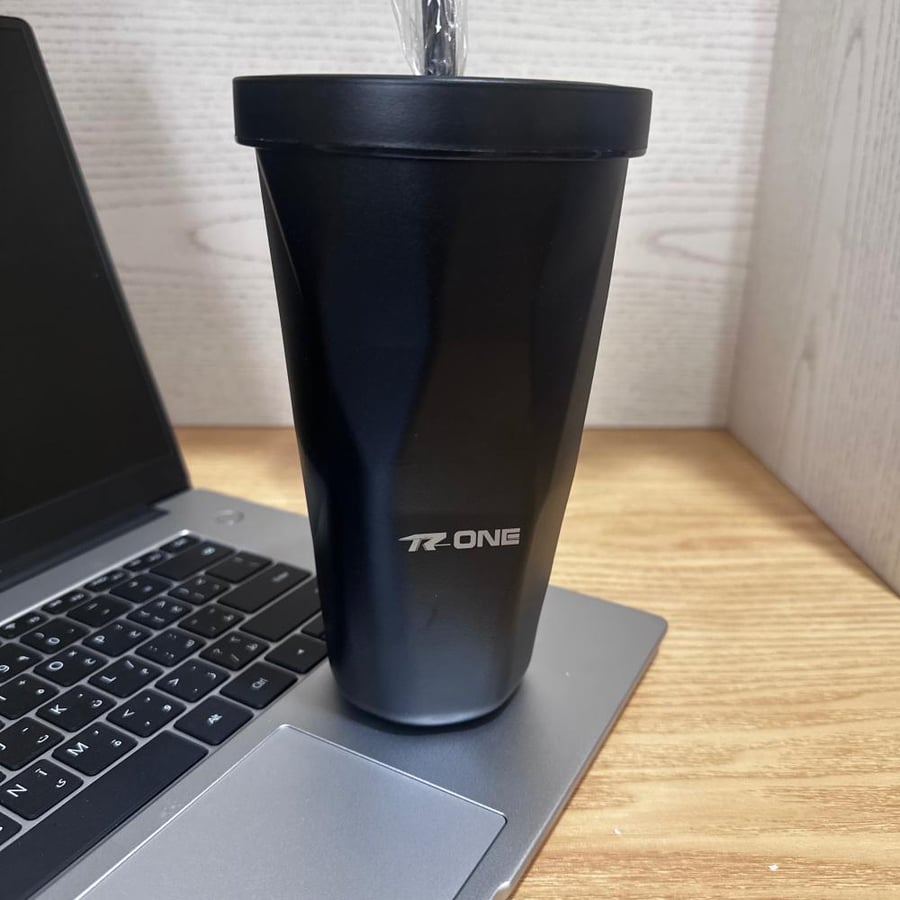 A stainless steel coffee cup, insulated cup for hot and cold water and ice, leak-proof cup