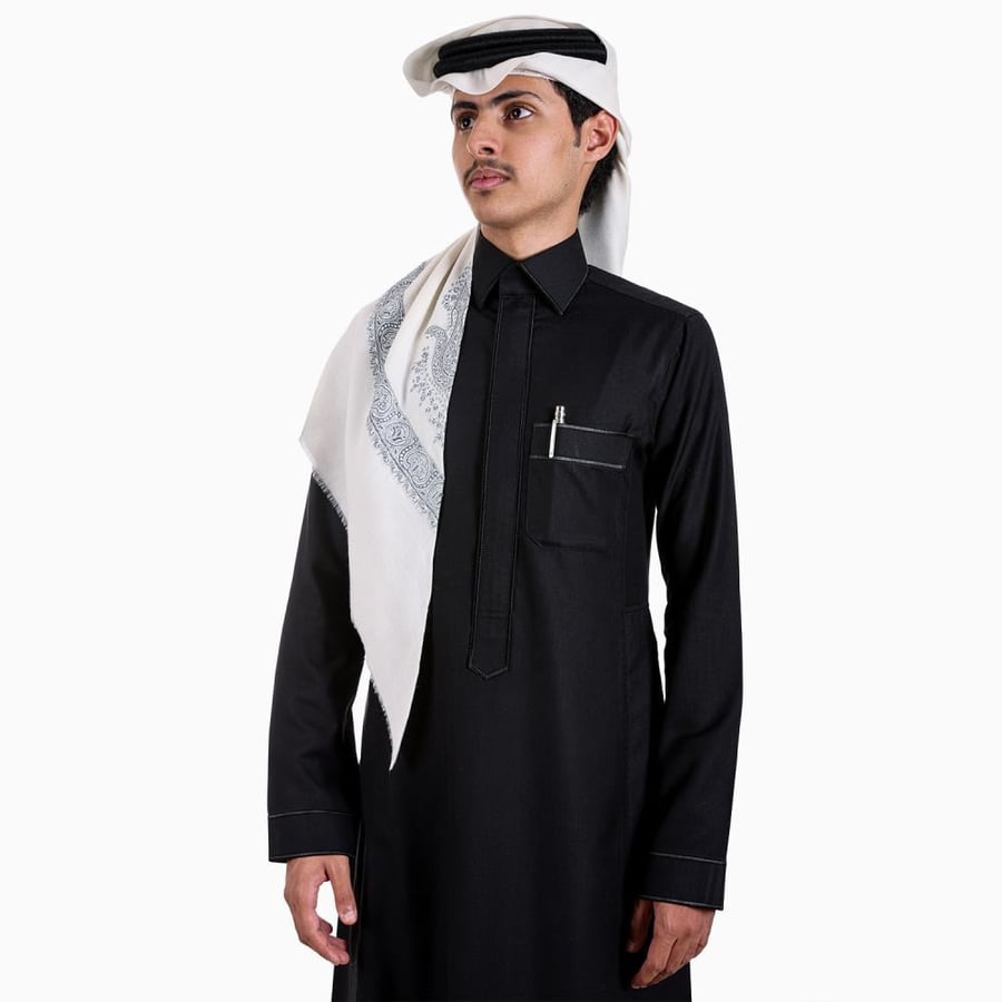 شال صوف كشميري سوبر ترمه ارضية لون بيج فاتح مطرز يدوياً بشكل مميز بمجموعة من النقشات المميزة D7