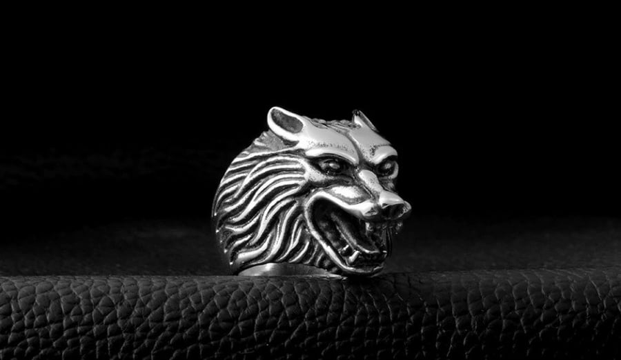 Men's ring in the shape of a wolf's head, silver color