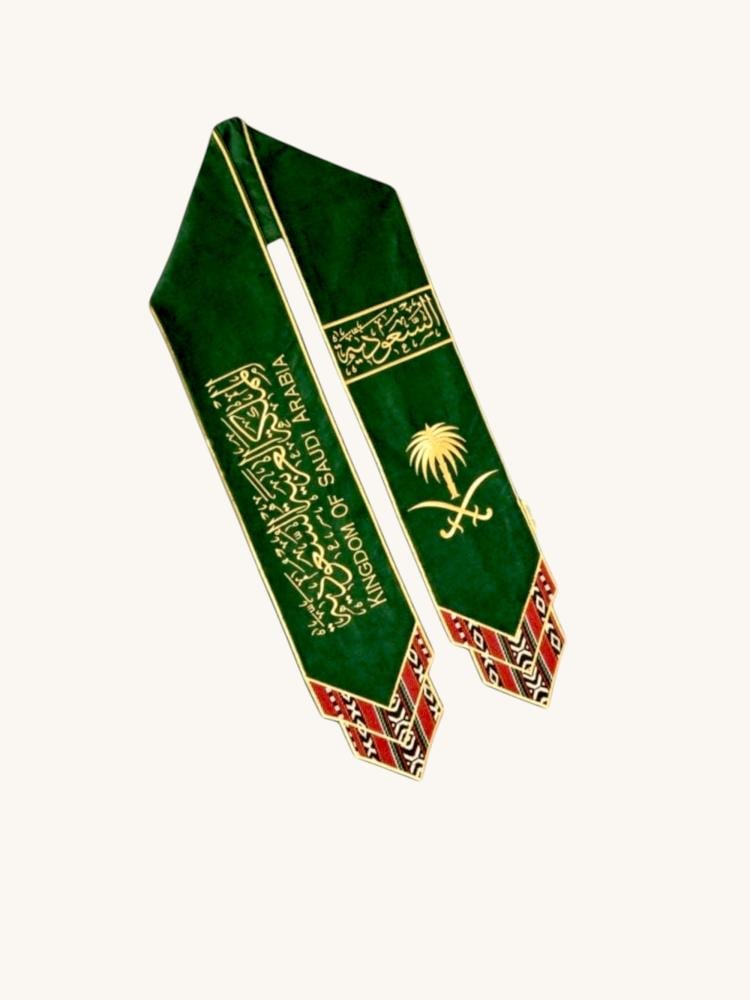 وشاح اليوم الوطني بتصميم تراثي أنيق