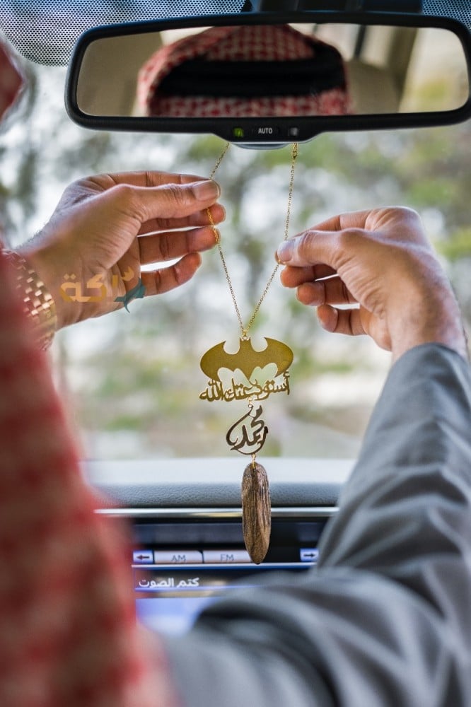تعليقة سيارة على شكل شعار باتمان بالاسم