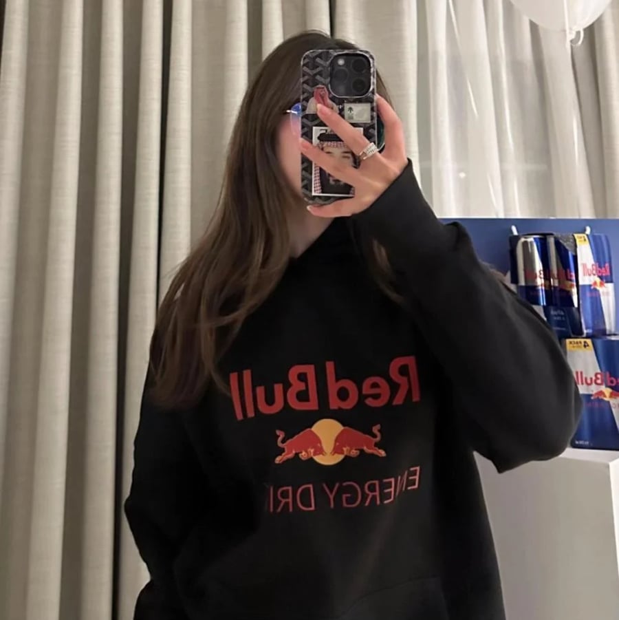 هودي Red Bull الأسود من ملكة