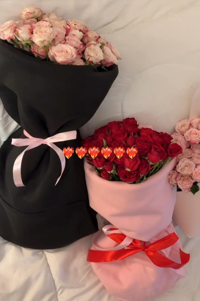 باقة ورد مع بلوفر هديه بلونين بسيطه