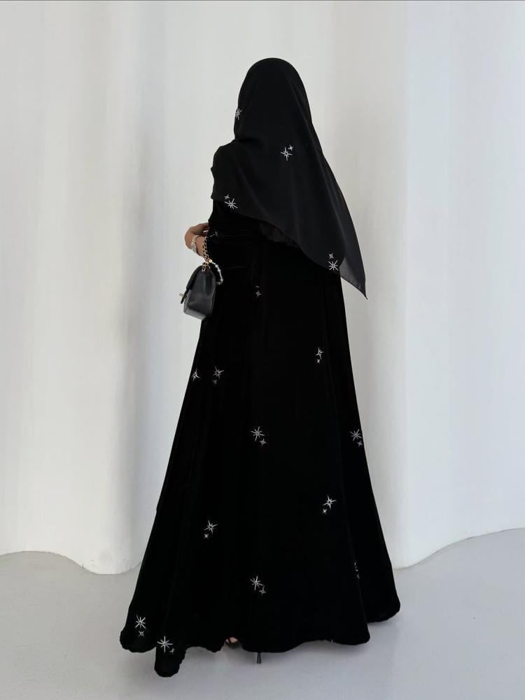 عبايه مخمل ملكي مع طرحة مطرزة
