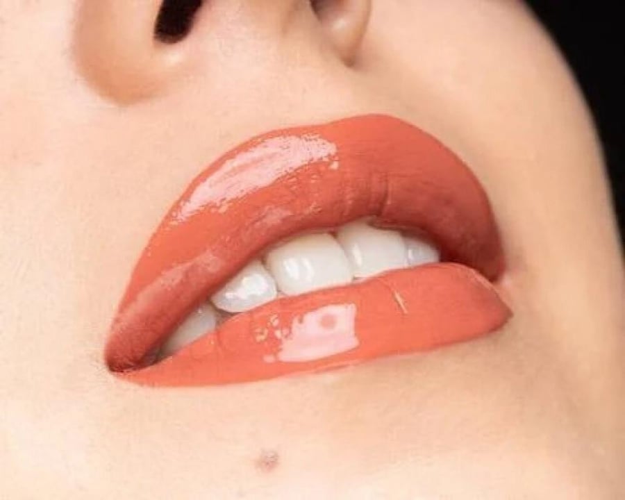 أحمر شفاه سائل مع ملمع شفاه عالى اللمعان 2×1 درجة 03 امبيشن ستيتمينت - نيكس
